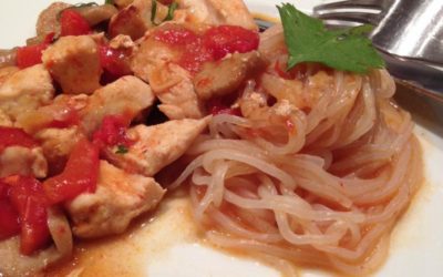 Blanc de poulet etpoivrons rouges avec shirtakis de Konjac Blanc de poulet etpoivrons rouges avec shirtakis de Konjac