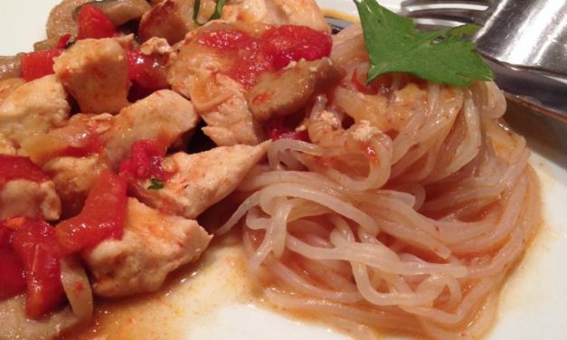 Blancs de poulet sautés aux poivrons rouges et champignons de Paris, accompagnés de ses spaghettis de Konjac