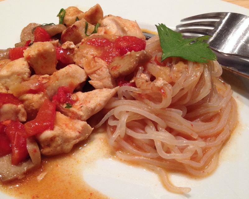 Blancs de poulet sautés aux poivrons rouges et champignons de Paris, accompagnés de ses spaghettis de Konjac