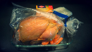 Le poulet farci aux abricots et pistaches dans le sac de cuisson