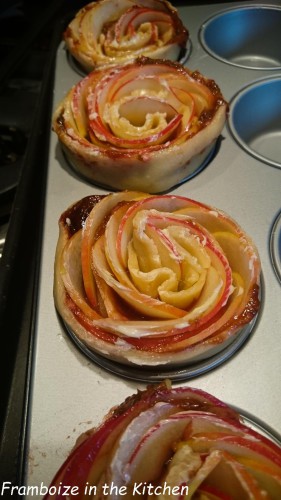 gateau-forme-rose-pomme-prune-framboizeinthekitchen-6