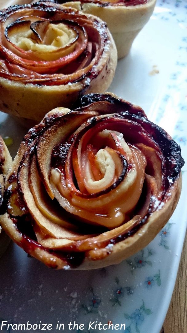 Roses de pommes, citron, gingembre et confiture de prunes