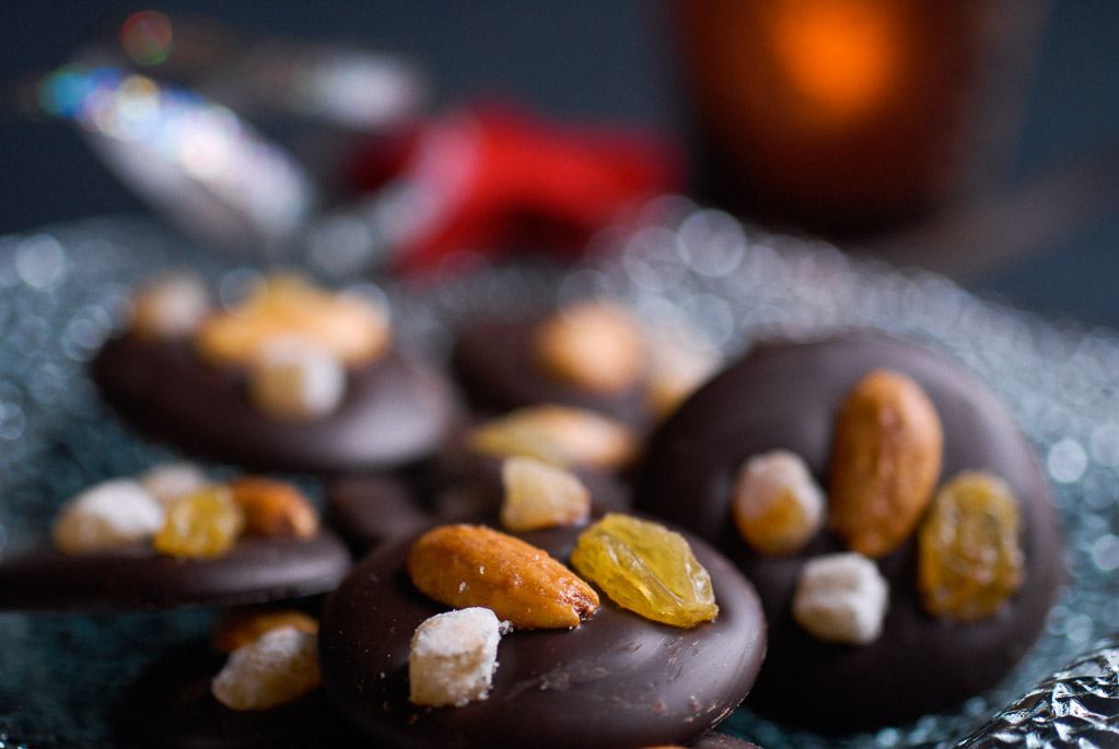 Mendiants chocolat, amande, gingembre confit, orange confite et raisin sec