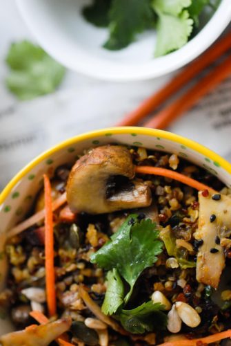 Wok de quinoa, champignons et légumes