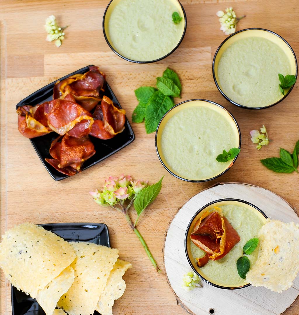 Velouté de petits pois, tuile de parmesan et chips de jambon de Parme
