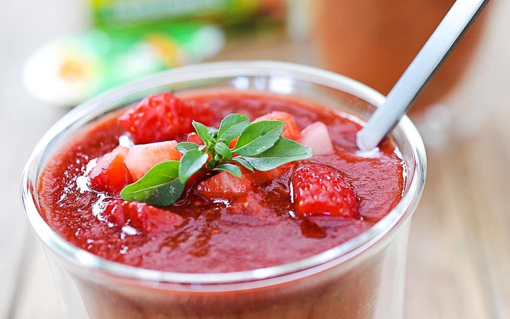 Soupe froide de tomates et fraises au vinaigre balsamique
