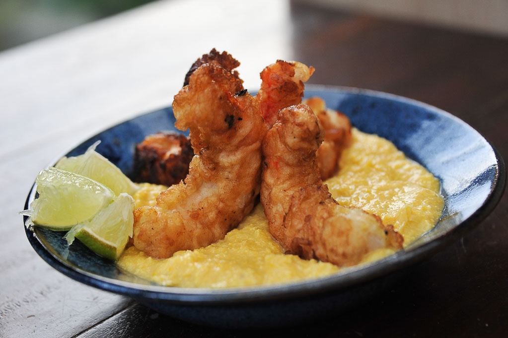 Délicieuse purée de maïs et crevettes panées