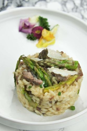 Un délicieux risotto d'agneau aux asperges vertes et parmesan