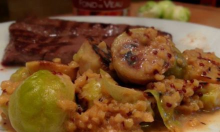 Poêlée de choux de Bruxelles et quinoa cuit dans la sauce au fond de veau Maggi®