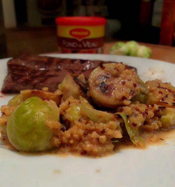 Poêlée de choux de Bruxelles et quinoa cuit dans la sauce au fond de veau Maggi®