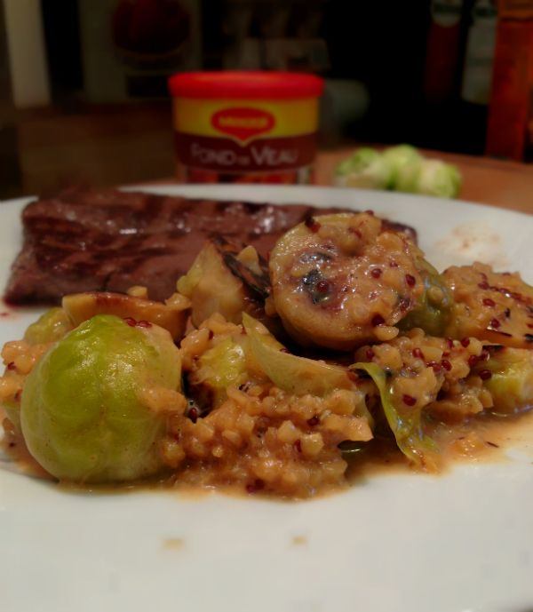 Les choux de Bruxelles et quinoa cuit avec la sauce au fond de veau Maggi