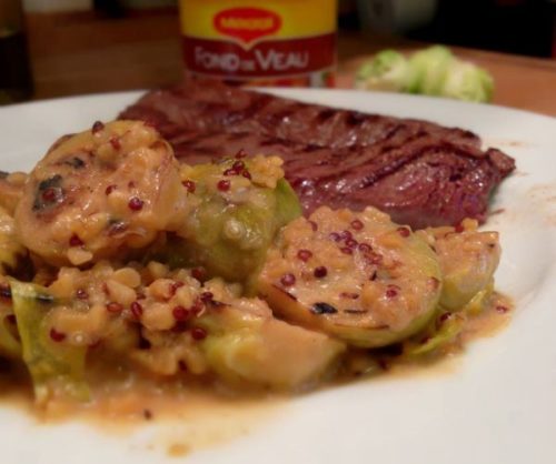 Les choux de Bruxelles et quinoa cuit avec la sauce au fond de veau