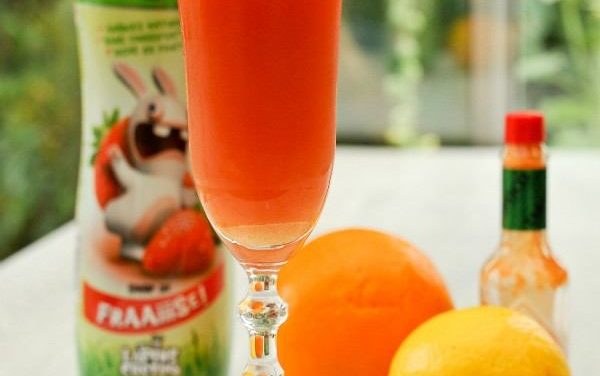 Cocktail sirop de fraise et agrumes sans alcool