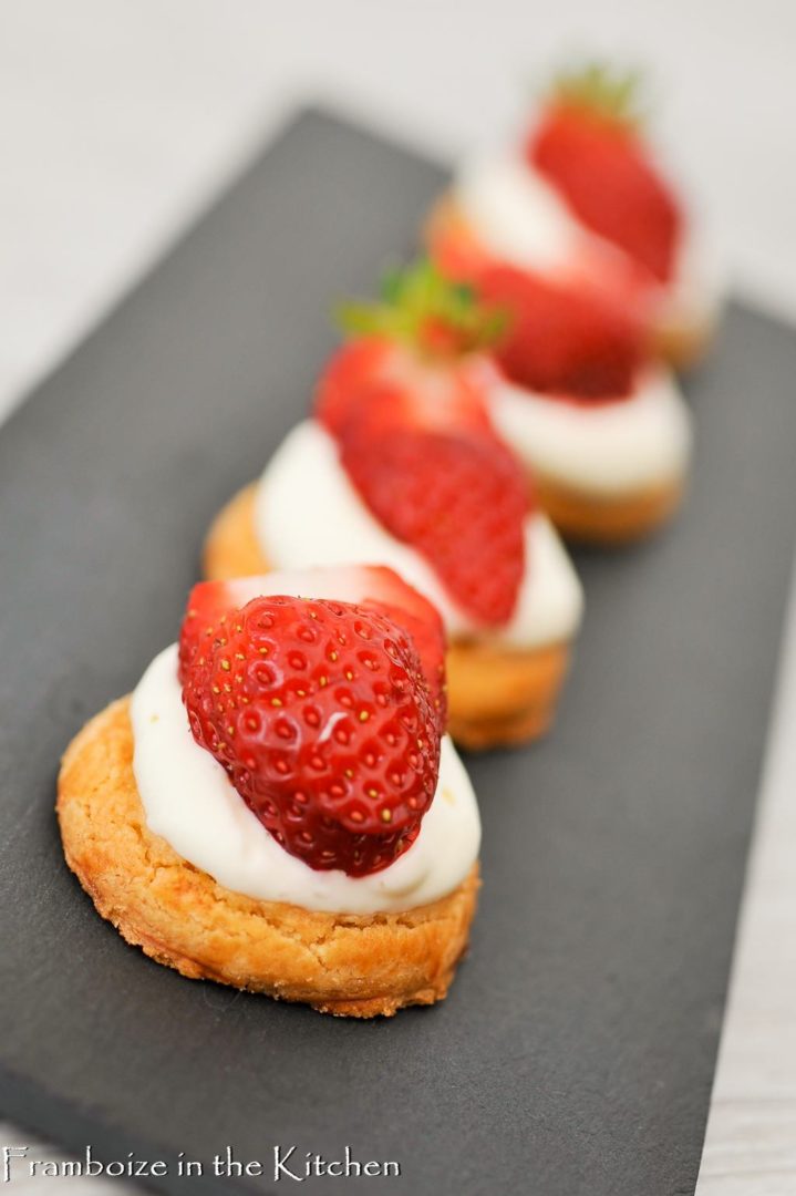 Palets citron, chantilly et fraises
