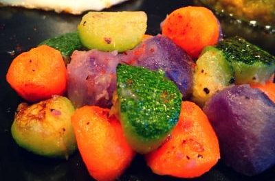 Oeuf au plat et billes colorées de légumes
