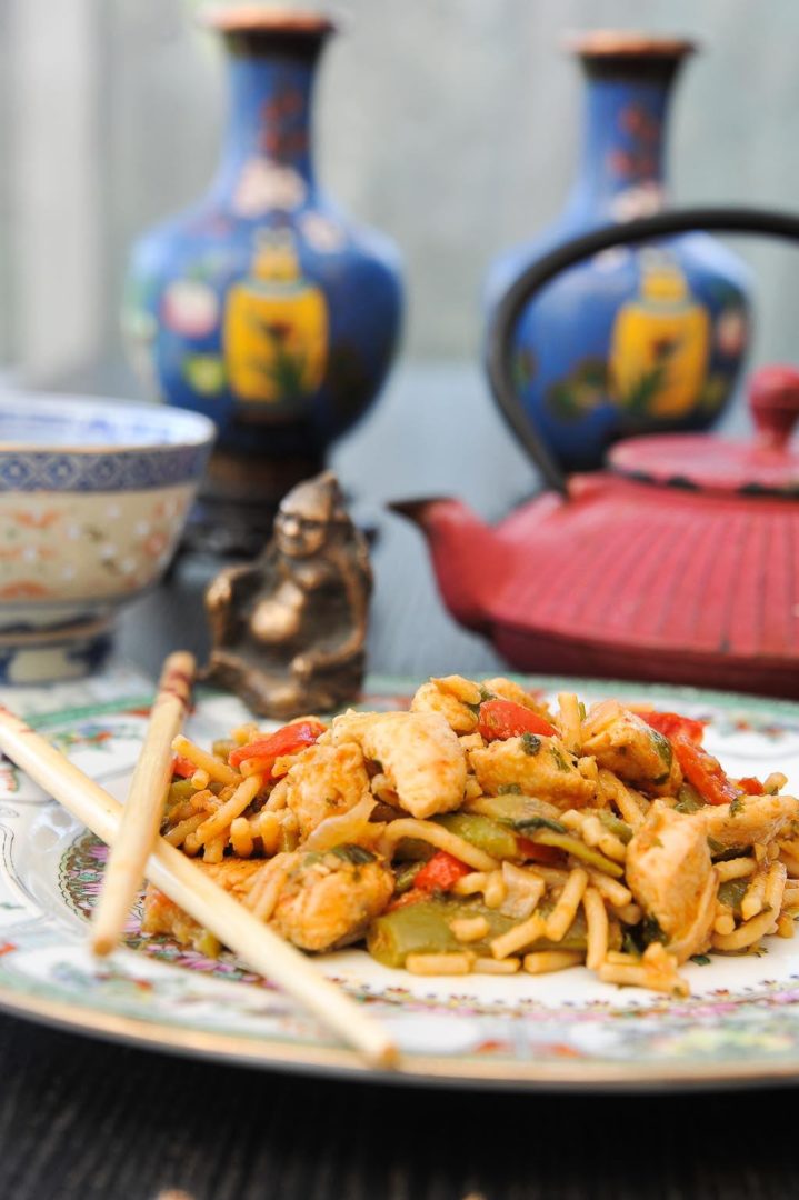 Nouilles sautées au poulet et aux légumes