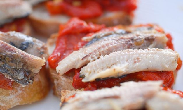 Tartines de sardines et salade de poivrons grillés