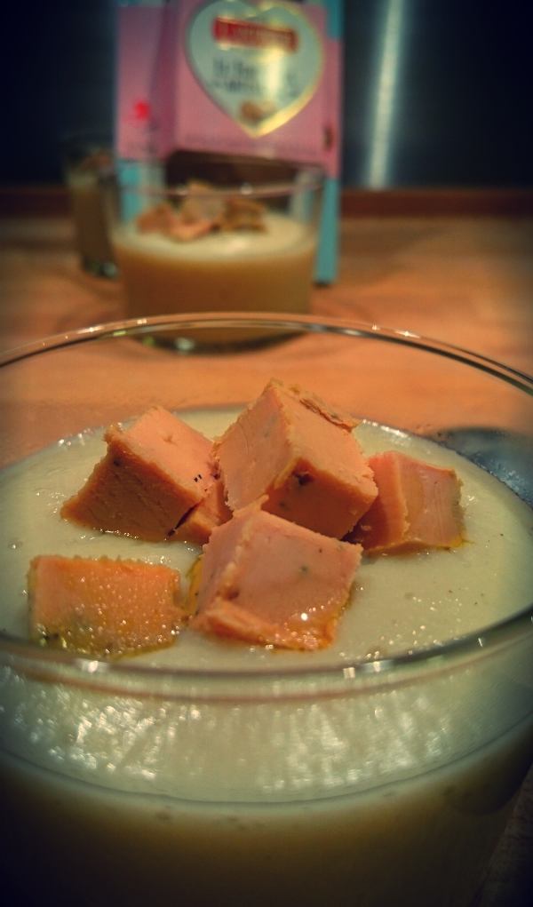 Velouté de topinambours et dès de foie gras
