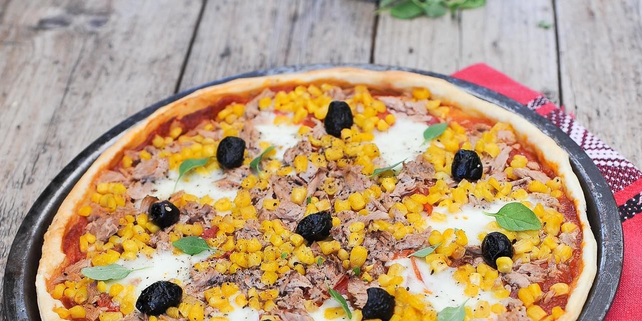 Pizza : maïs, thon, mozzarella et olives noires