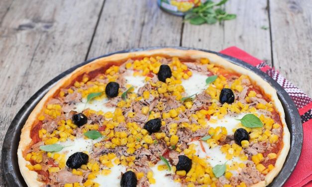 Pizza : maïs, thon, mozzarella et olives noires