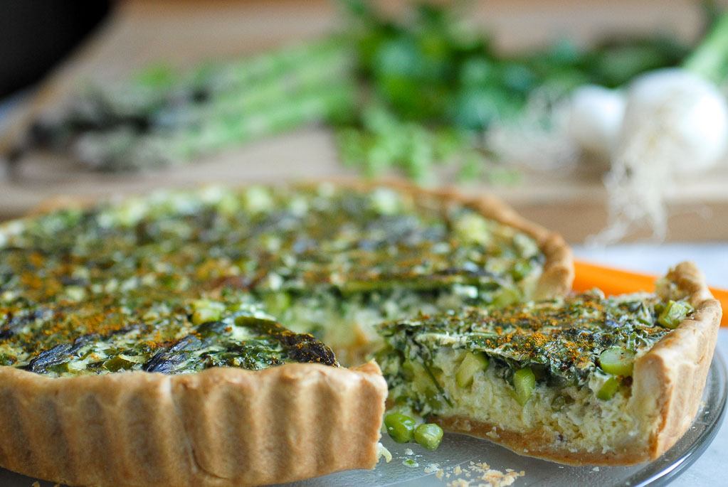 Tarte végétarienne salée : asperges verte, petits pois, oignons frais