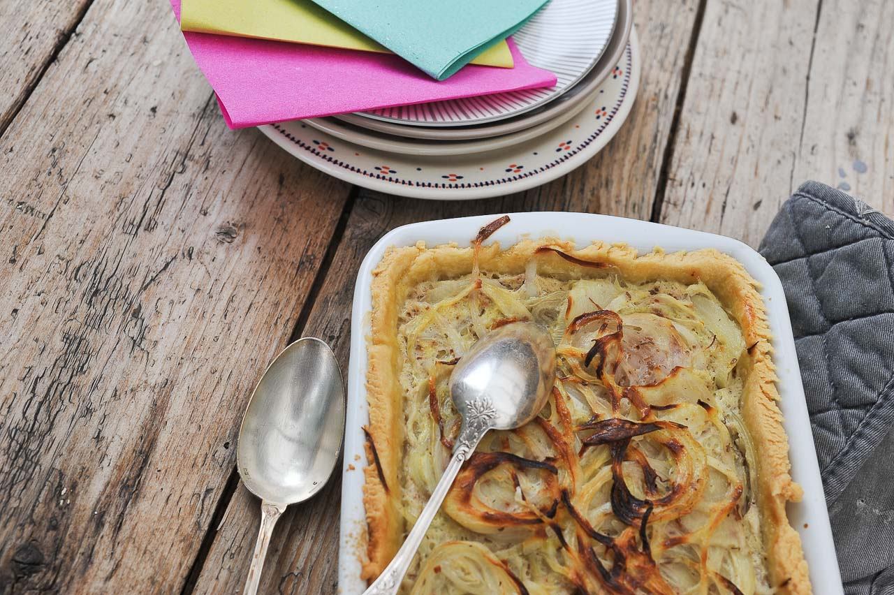 Tarte à l'oignon cuite à l'omnicuiseur, servie avec une salade verte