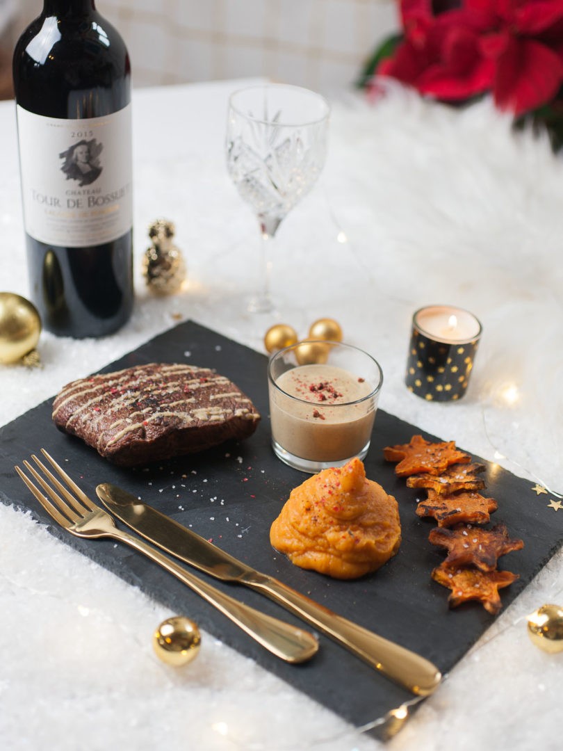 Pavé de cerf sauce foie gras et purée de patate douce aux baies rouges