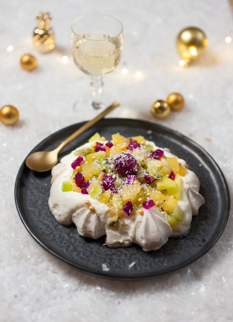 Pavlova aux kiwis jaunes et verts avec ses meringues vanillées.