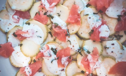 Salade de courgette et saumon en carpaccio sauce au yahourt grec