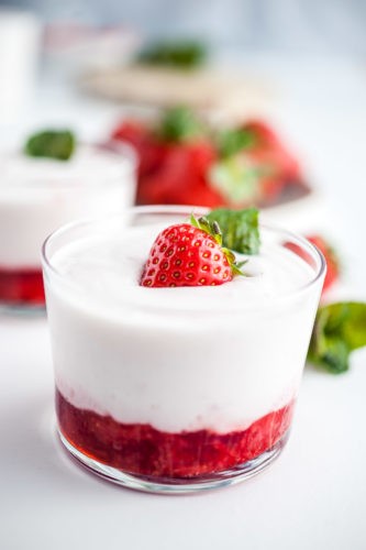 fraises et yaourt nature fouetté au sucre