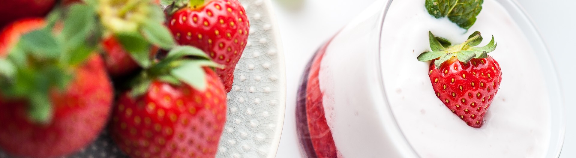 Fraises et yaourt nature fouetté