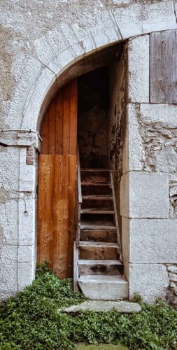 Chambery escalier cours interieur