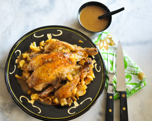 Poulet rôti au cidre avec des pommes en accompagnement