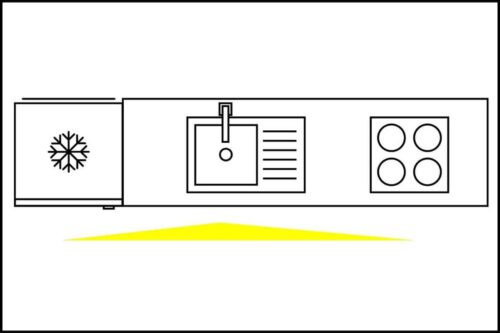 Plan de cuisine avec réfrigérateur, évier et cuisinière.