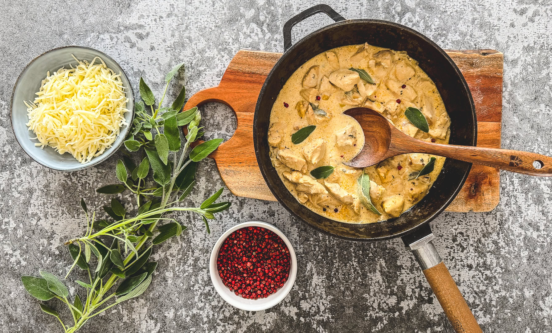 Poulet au citron corse, sauge fraîche et crème légère
